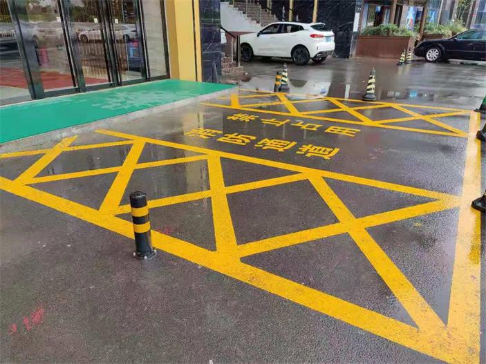 河南道路標(biāo)線涂料在劃線施工時(shí)需要注意的事項(xiàng)